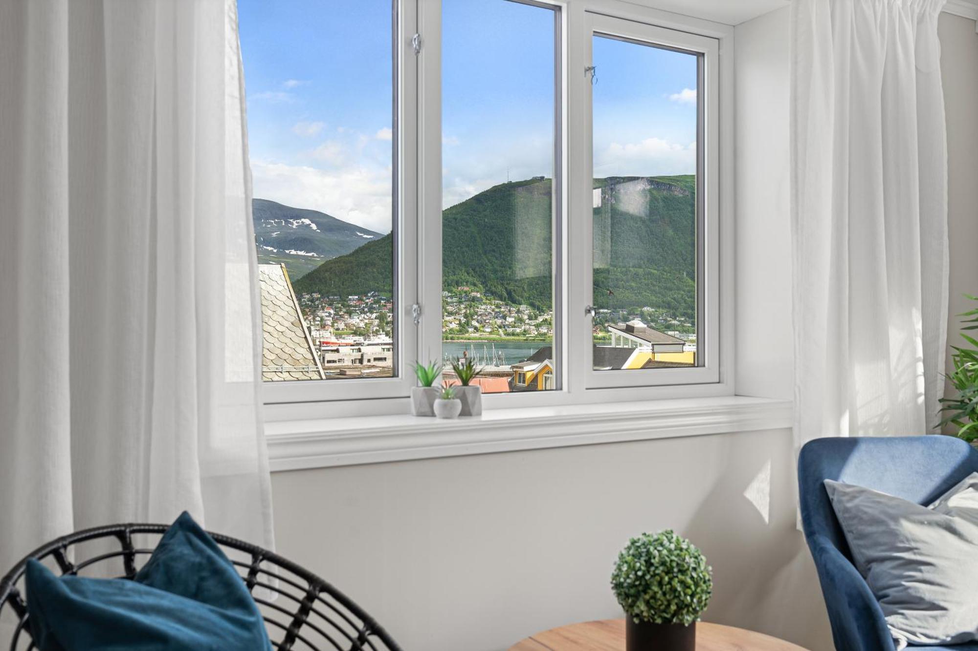 Arctic Homes - Historical House With View